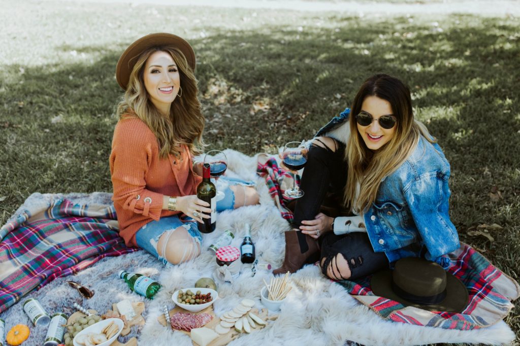How to style a fall picnic