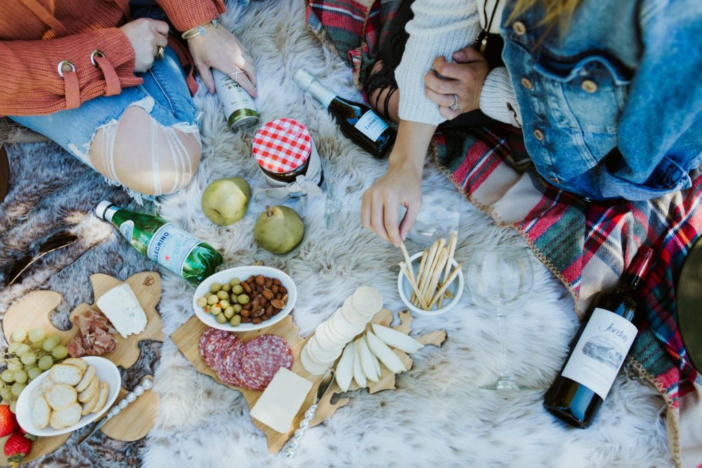 What to pack for a fall picnic
