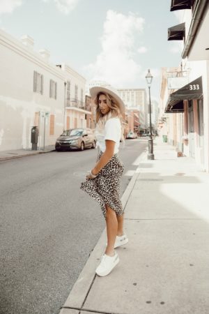 graphic tee and skirt outfit ideas