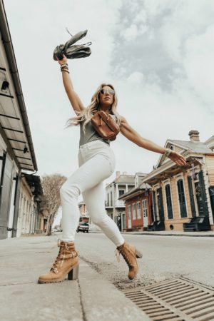 what to wear with white jeans womens